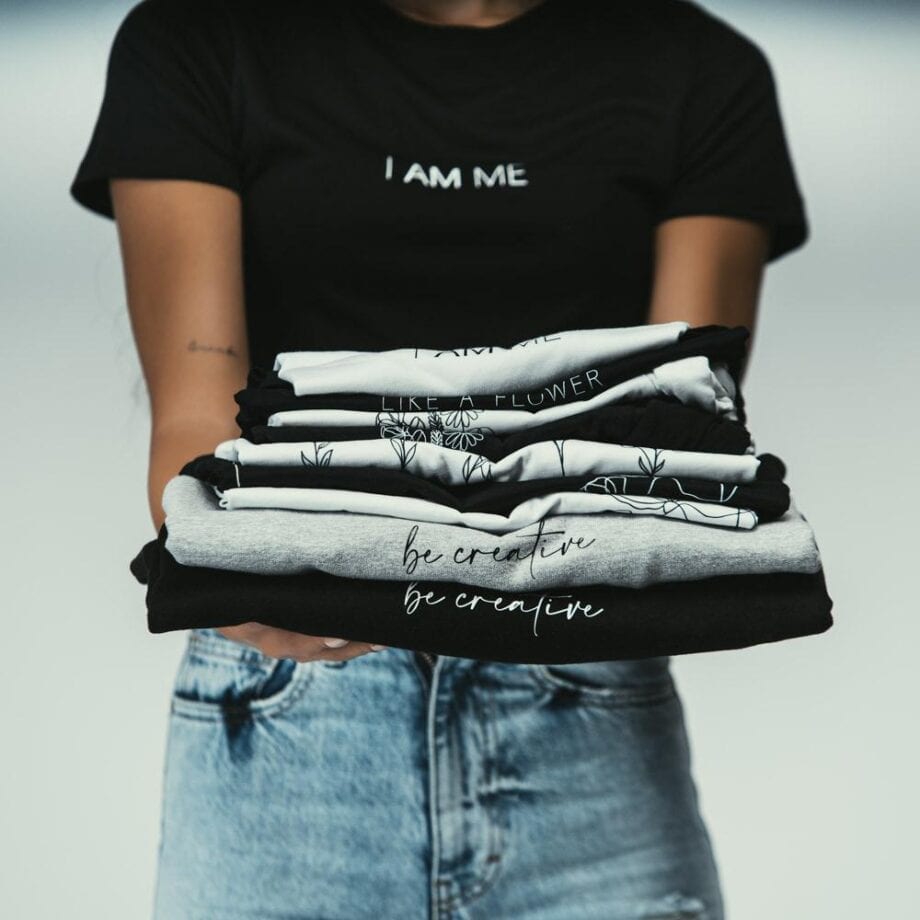 Shop Online T-shirt corta bianca HERE I AM