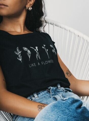 Shop Online T-shirt like a flower nera I AM ME