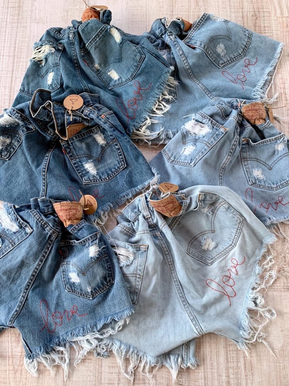 Shop Online Short a caramella denim con ricamo "love" Levi's