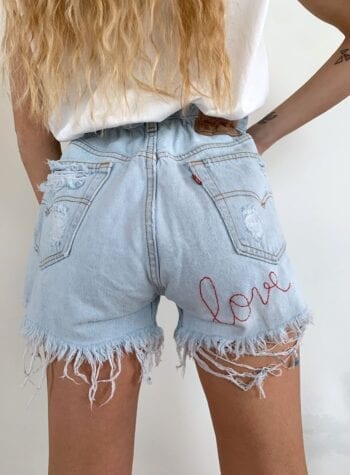 Shop Online Short a caramella denim con ricamo "love" Levi's