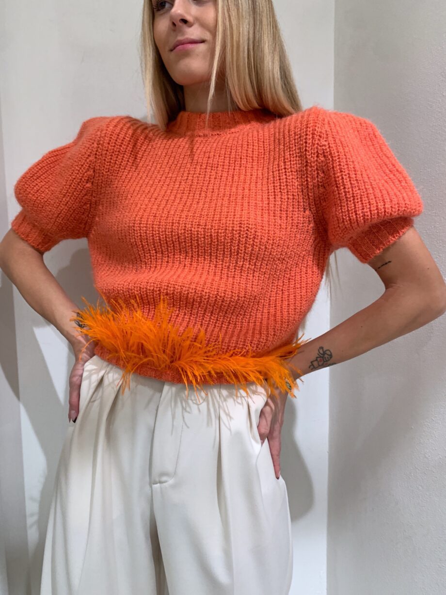 Shop Online Pull arancio manica corta con Piume Vicolo