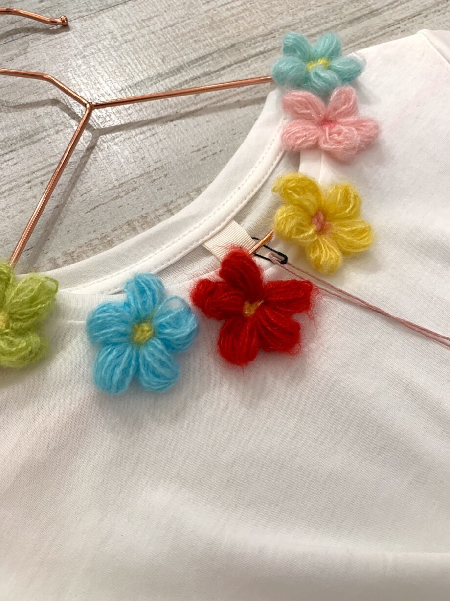 Shop Online T-shirt girocollo bianca con fiori Souvenir Kids