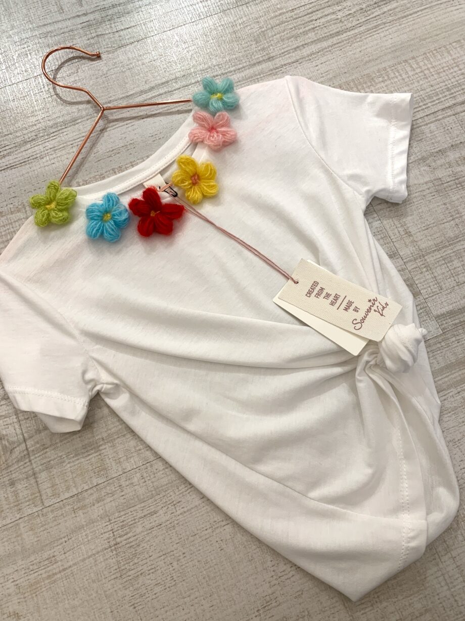 Shop Online T-shirt girocollo bianca con fiori Souvenir Kids