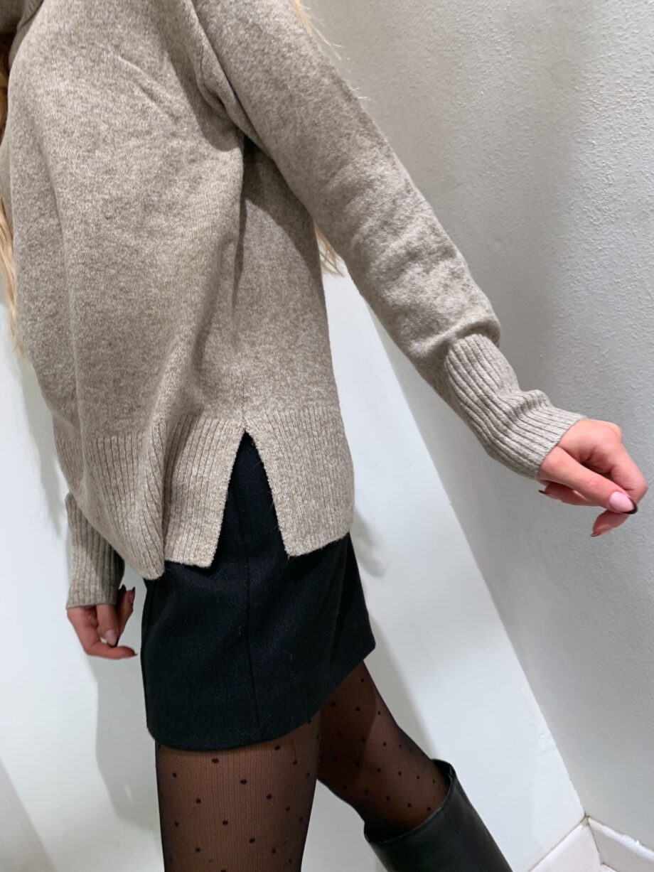 Shop Online Maglione over rasato collo alto beige Vero Moda