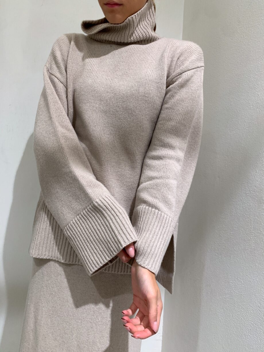 Shop Online Maglia over rasata collo alto a coste beige So Allure