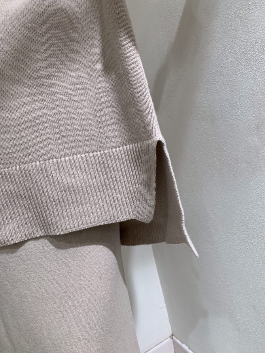 Shop Online Maglia over rasata collo alto a coste beige So Allure