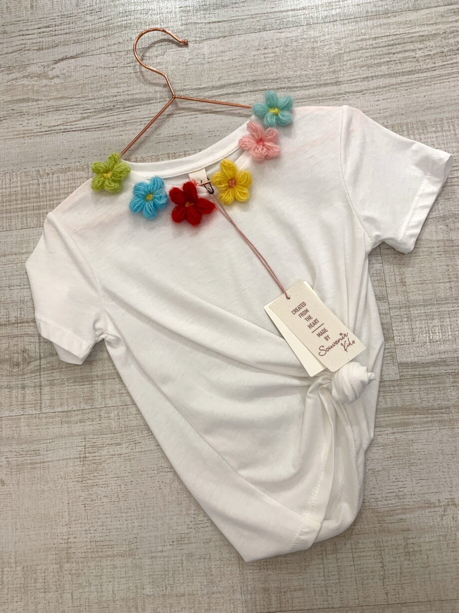 Shop Online T-shirt girocollo bianca con fiori Souvenir Kids