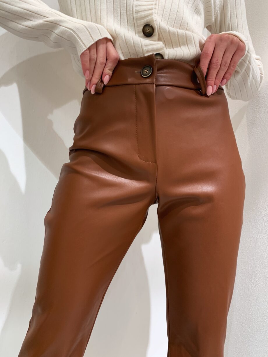 Shop Online Pantalone marrone a trombetta in ecopelle Have One