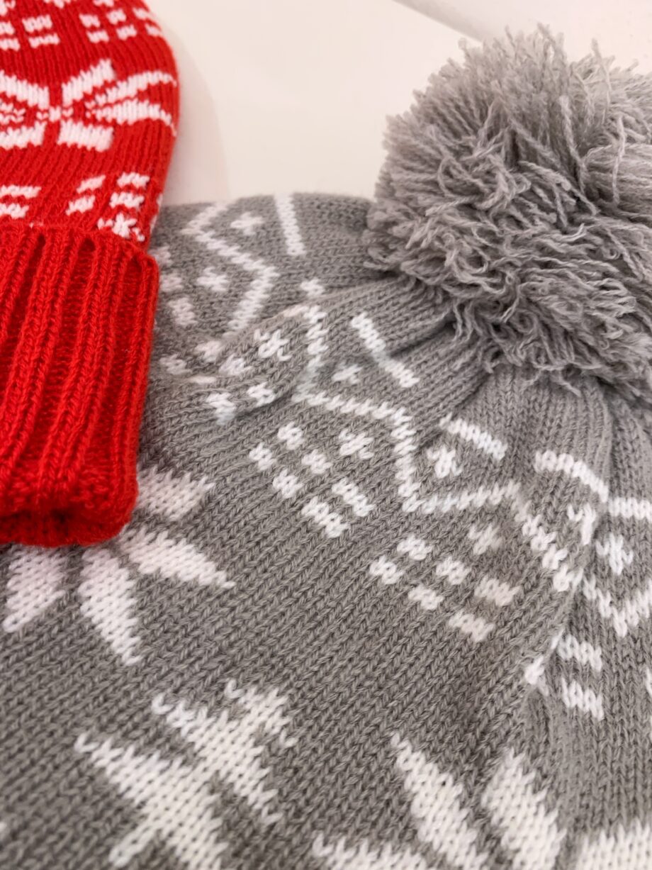 Shop Online Berretto grigio natalizio con rovescia e pompon Vero Moda