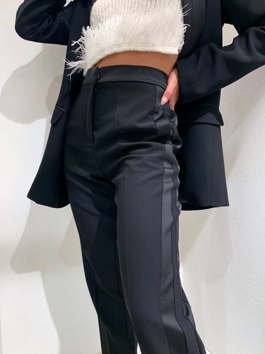 Shop Online Pantalone a sigaretta nero dettagli in raso Vicolo