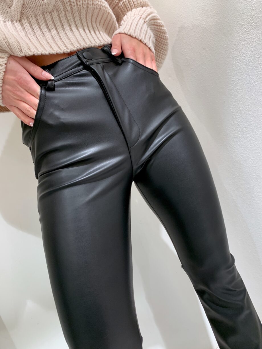 Shop Online Pantalone in ecopelle nero a trombetta Vicolo