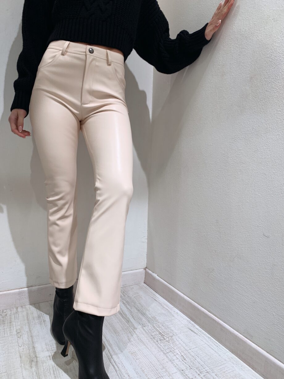 Shop Online Pantalone in ecopelle crema a trombetta Vicolo