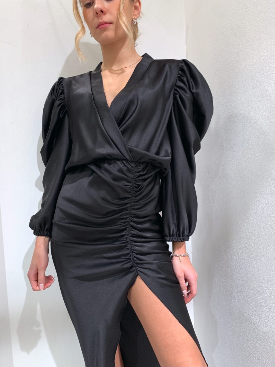 Shop Online Vestito lungo nero in raso con spacco e drappeggi Kontatto