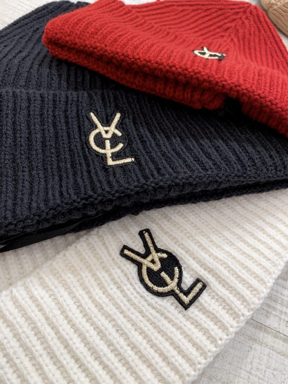 Shop Online Berretto panna in maglia con logo VCL Vicolo