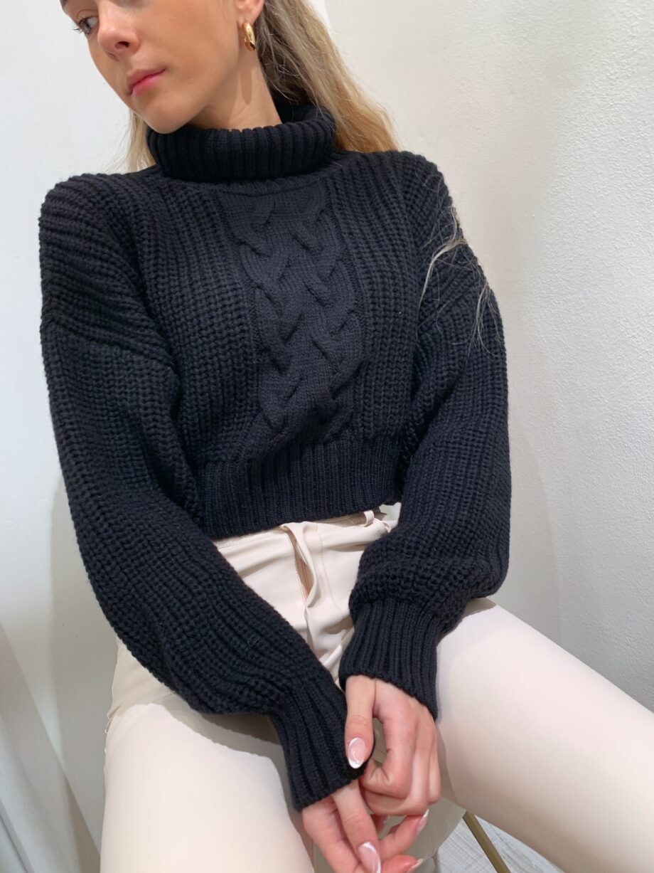 Shop Online Maglione crop con treccia e collo alto nero Vicolo