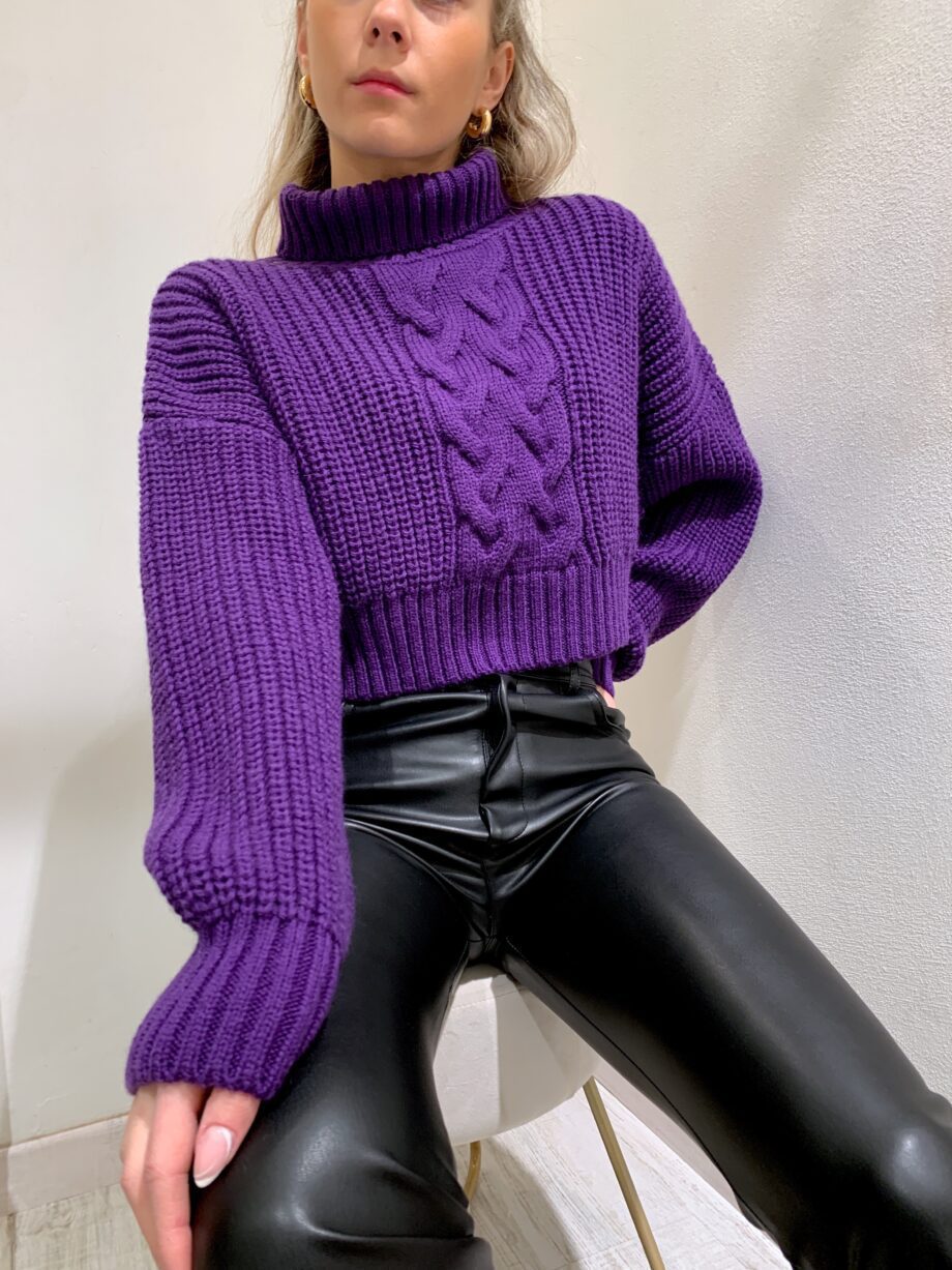 Shop Online Maglione crop con treccia e collo alto viola Vicolo