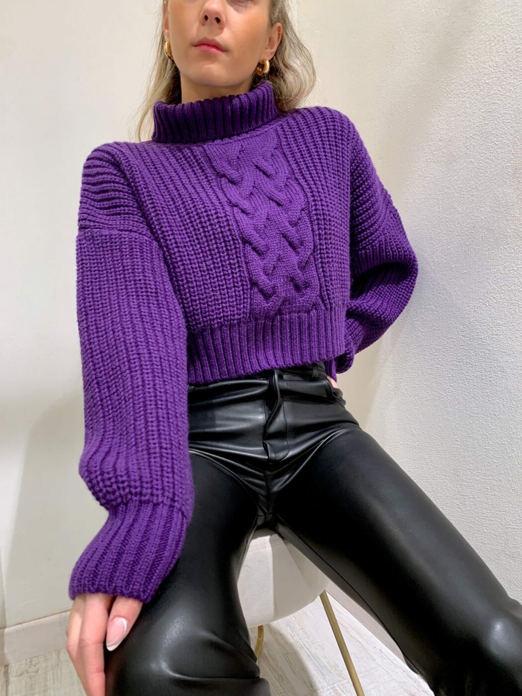 Maglione crop con treccia e collo alto viola Vicolo - Scintille Store