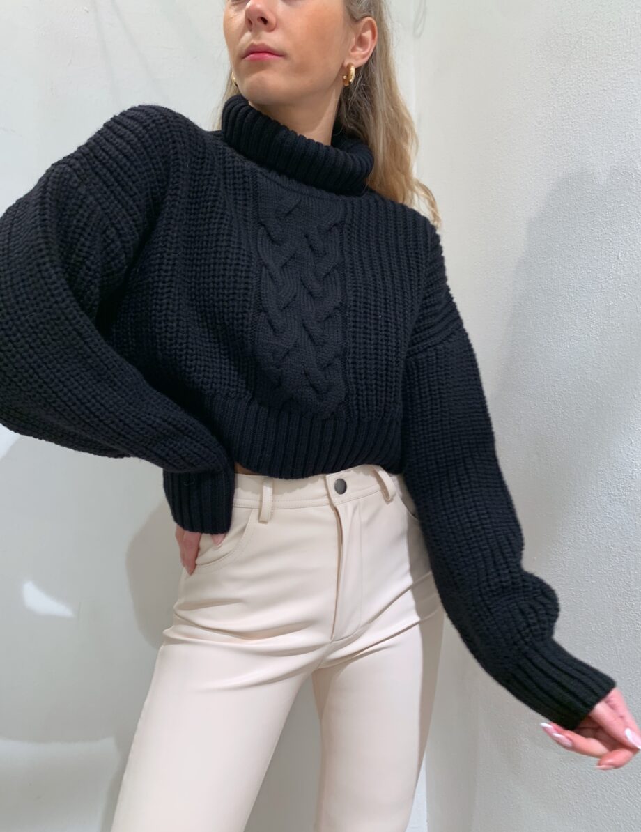 Shop Online Maglione crop con treccia e collo alto nero Vicolo