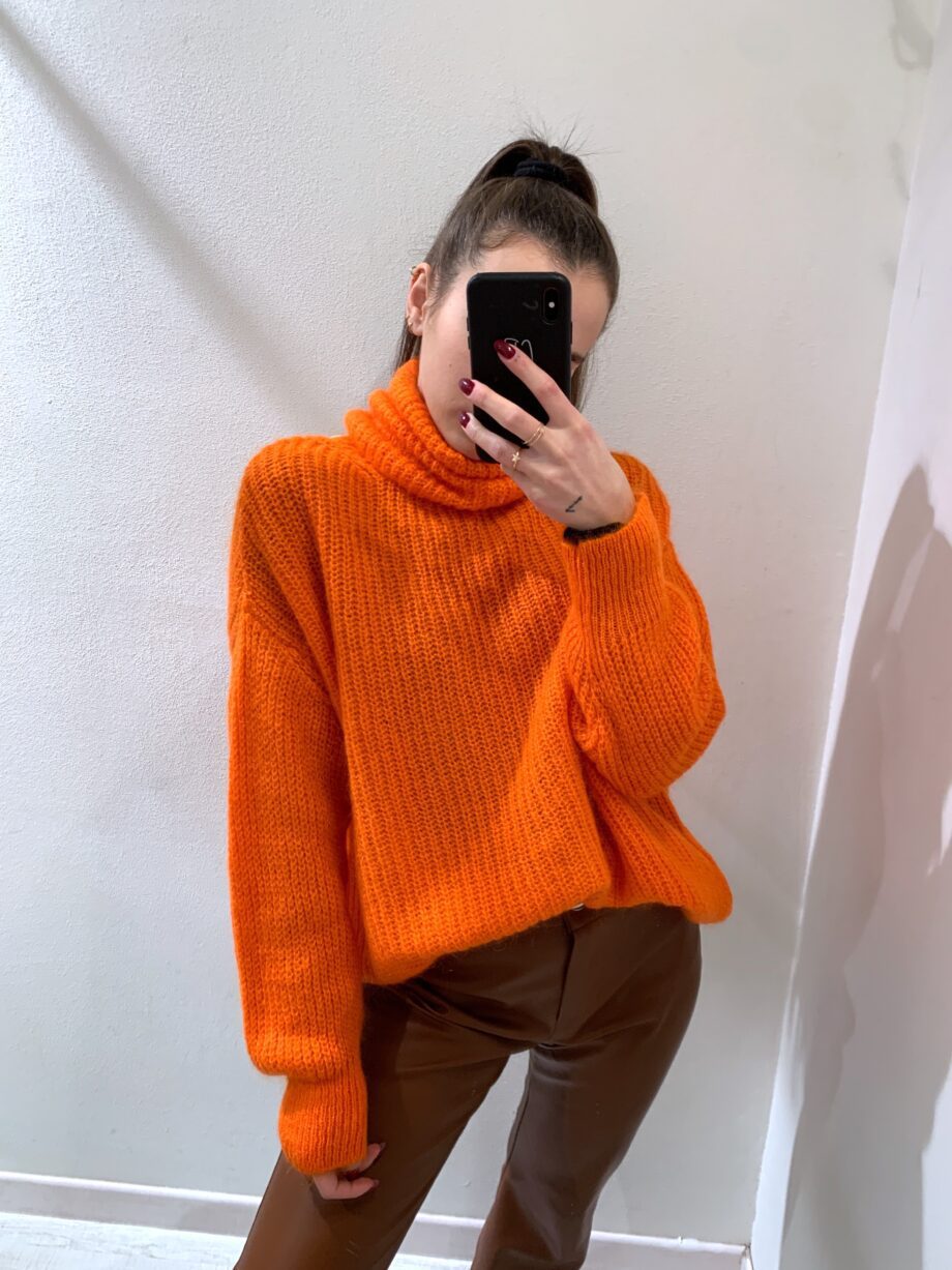 Shop Online Maglione over arancio con collo alto HaveOne