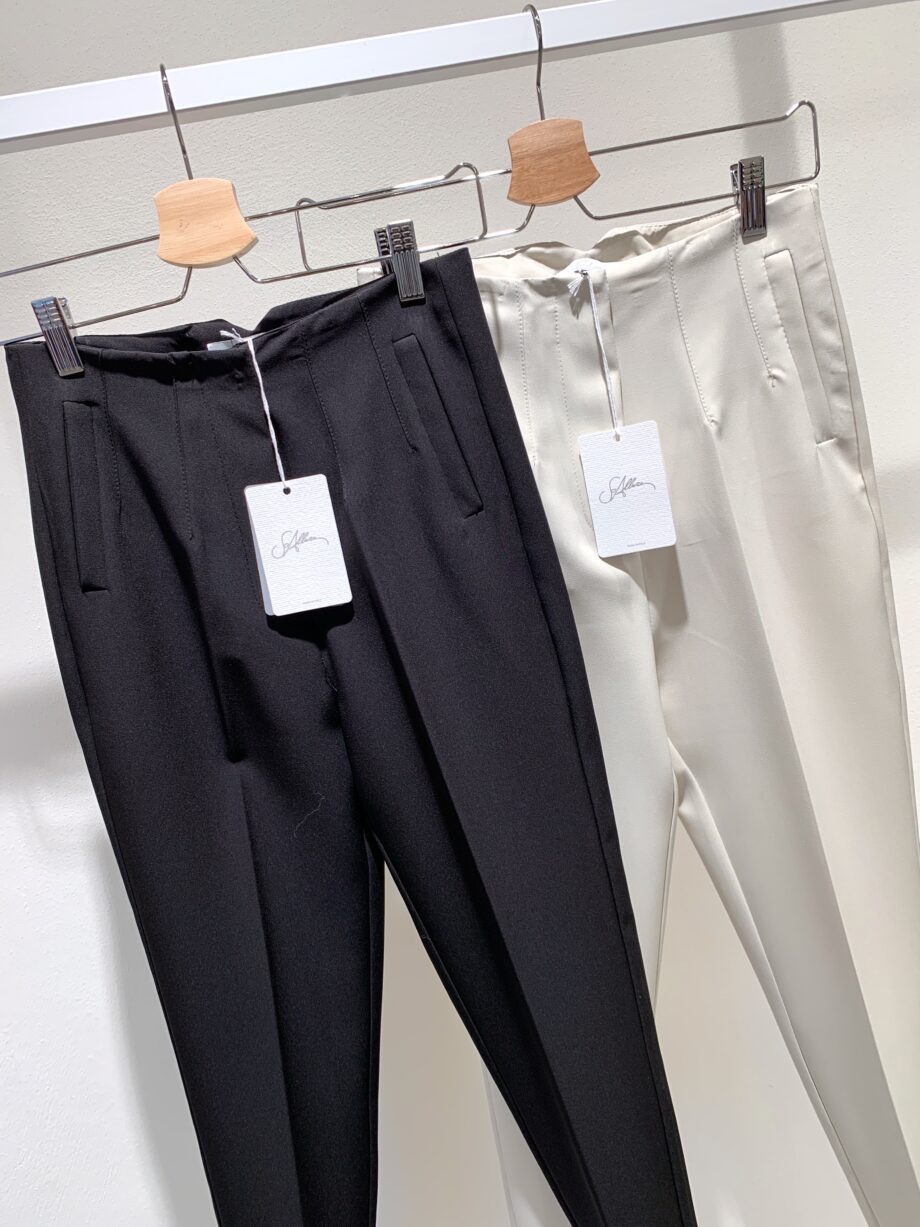 Shop Online Pantalone nero a sigaretta So Allure