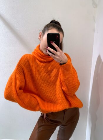 Shop Online Maglione over arancio con collo alto HaveOne