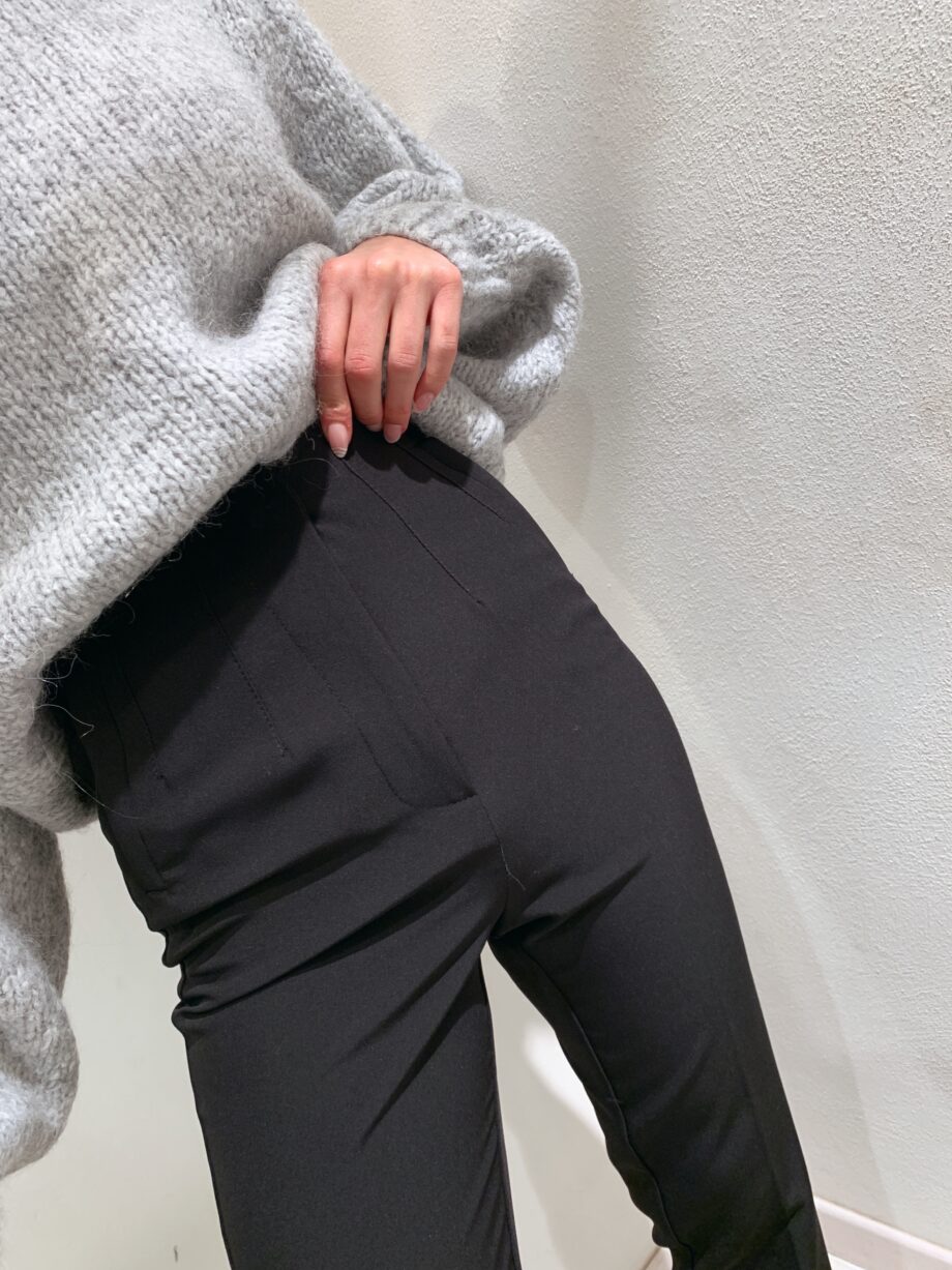 Shop Online Pantalone nero a sigaretta So Allure