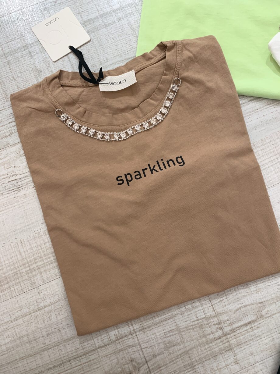 Shop Online T-shirt beige con scritta e collana strass Vicolo