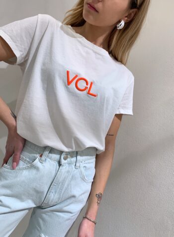 Shop Online T-shirt bianca con logo arancio VCL Vicolo