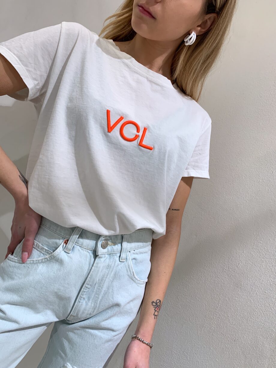 Shop Online T-shirt bianca con logo arancio VCL Vicolo