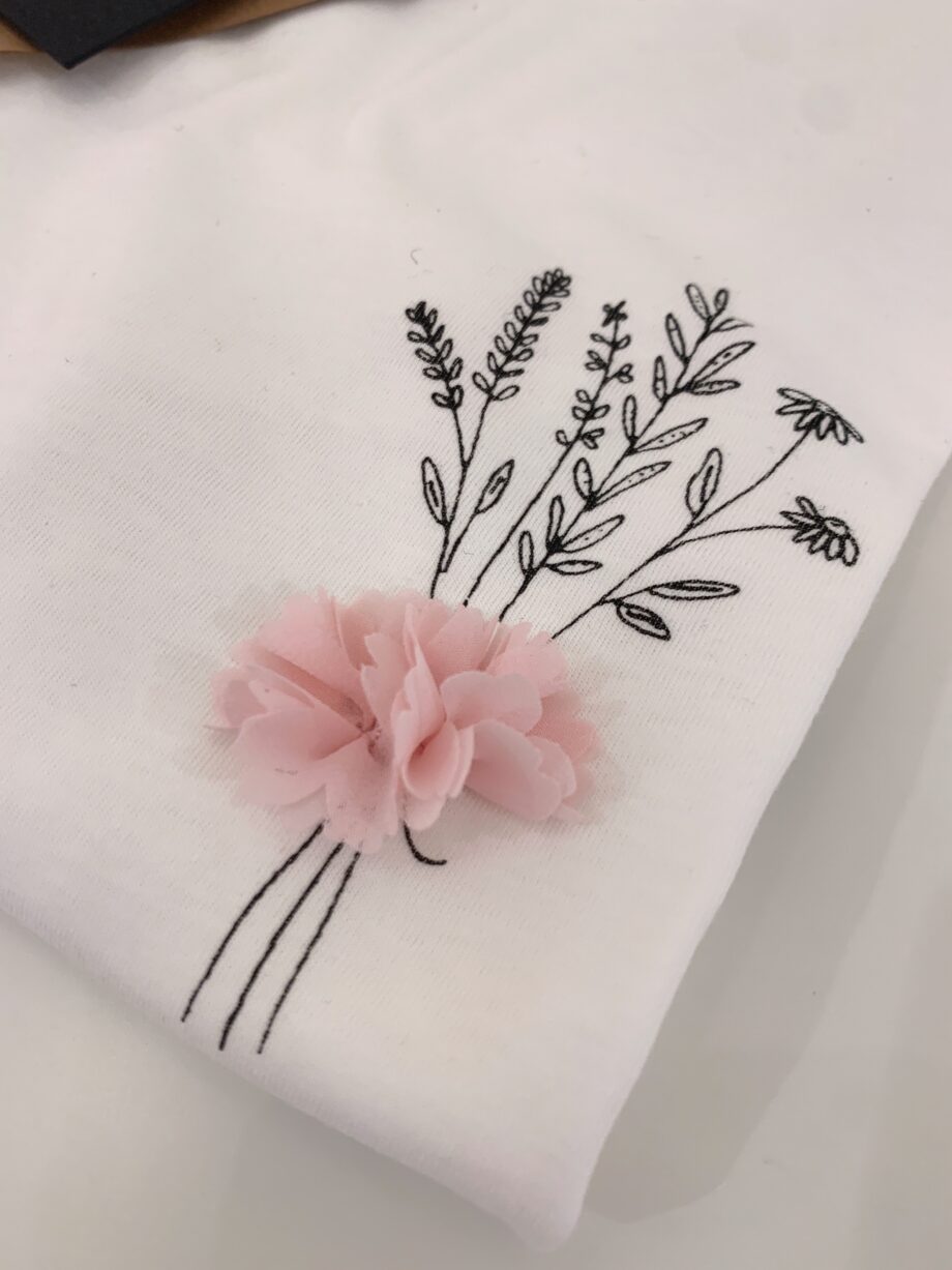 Shop Online T-shirt bianca con disegno lavanda e tulle rosa Vero Moda
