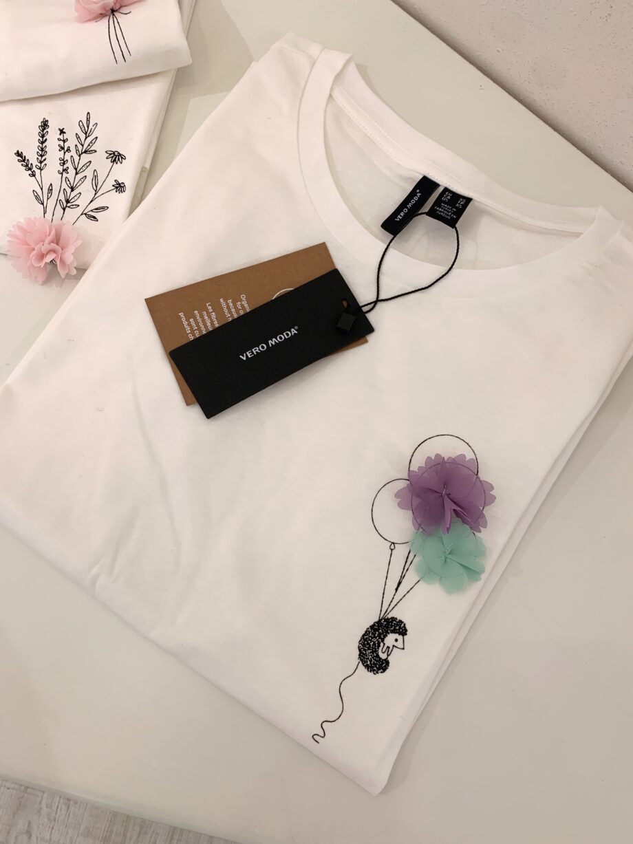 Shop Online T-shirt bianca con disegno palloncini e tulle colorato Vero Moda