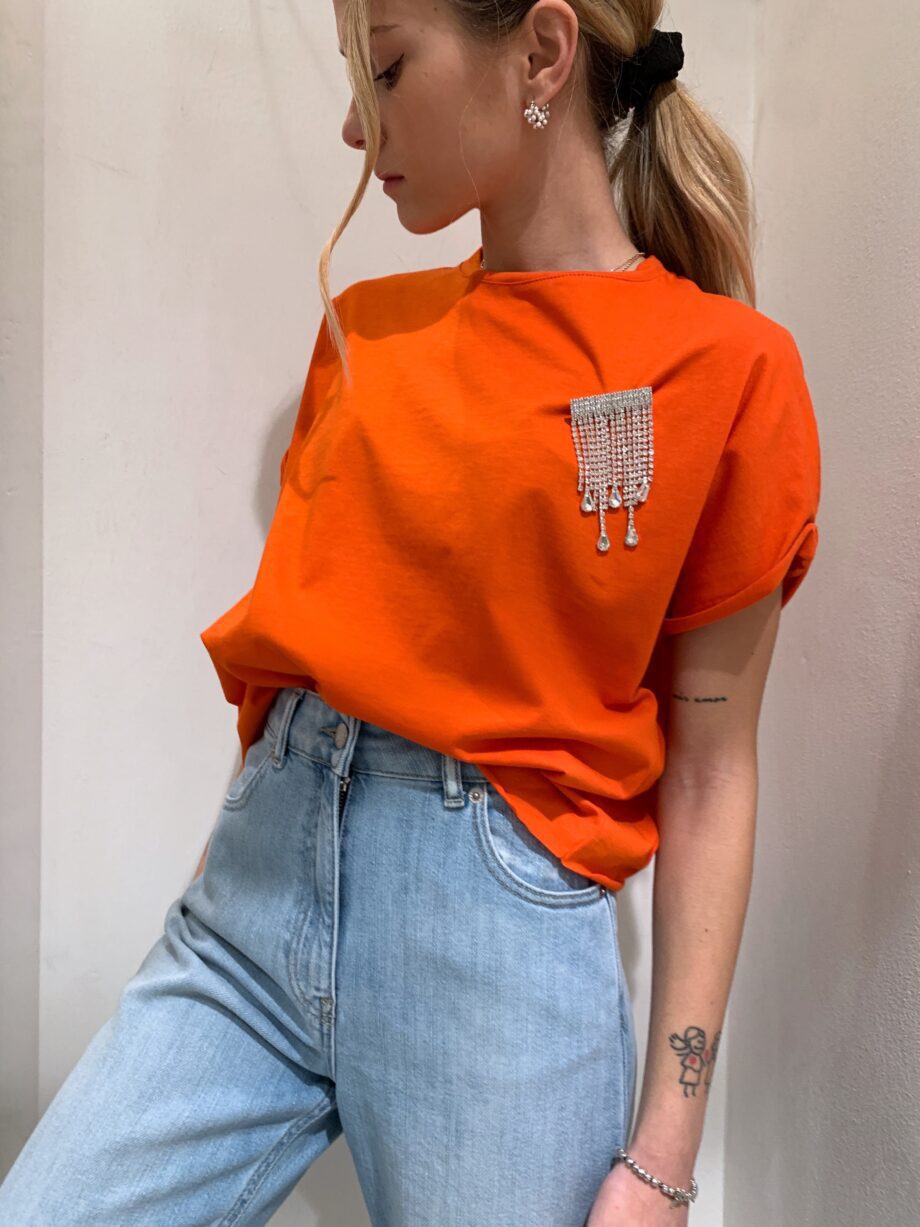 Shop Online T-shirt arancio corta con spilla strass HaveOne