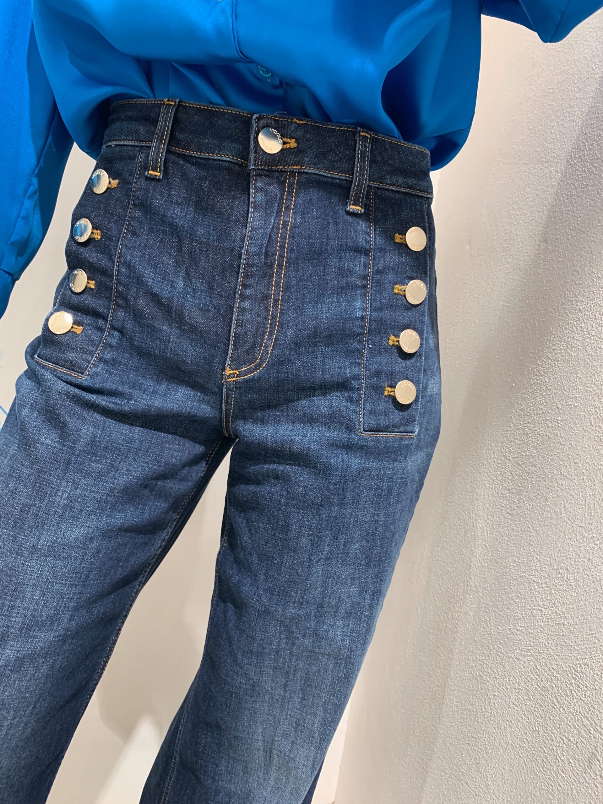 Acquista Jeans a Palazzo con Dettaglio Tasche e Bottoni Dorati – MaClò