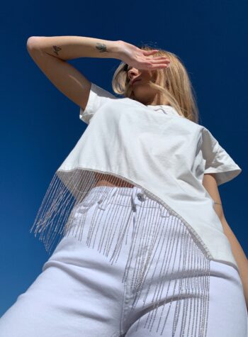 Shop Online T-shirt bianca asimmetrica con strass pendenti HaveOne
