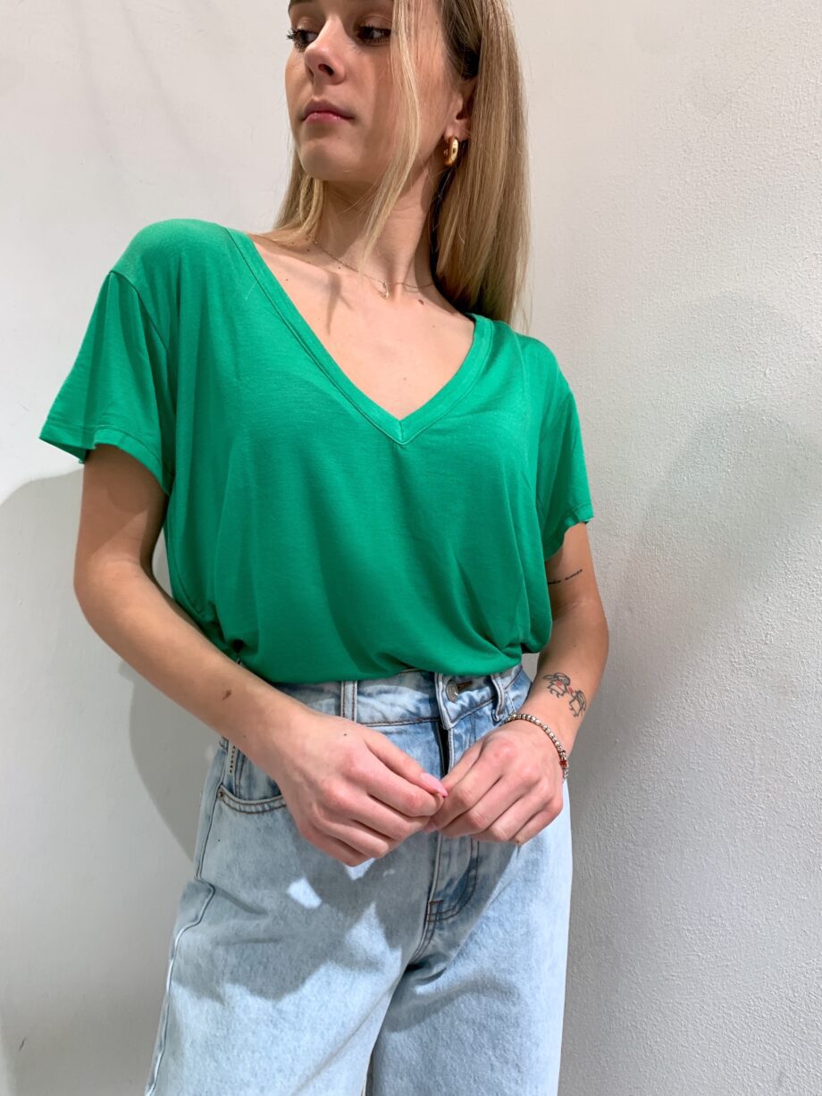 Shop Online T-shirt scollo a V in viscosa verde Kontatto