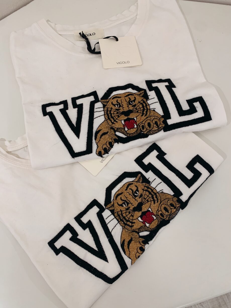 Shop Online T-shirt bianca con scritta e patch tigre Vicolo