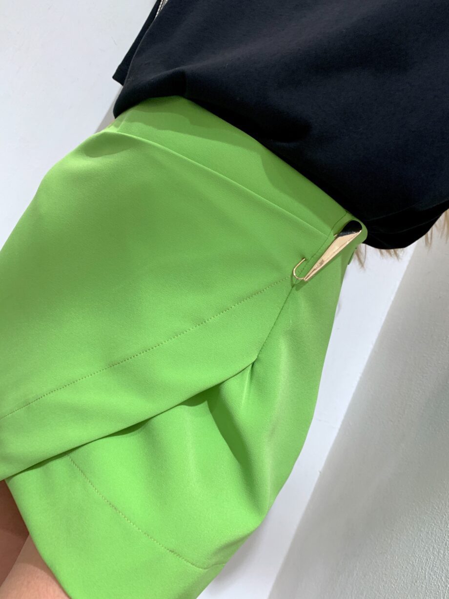Shop Online Minigonna verde a portafoglio con spilla Have One