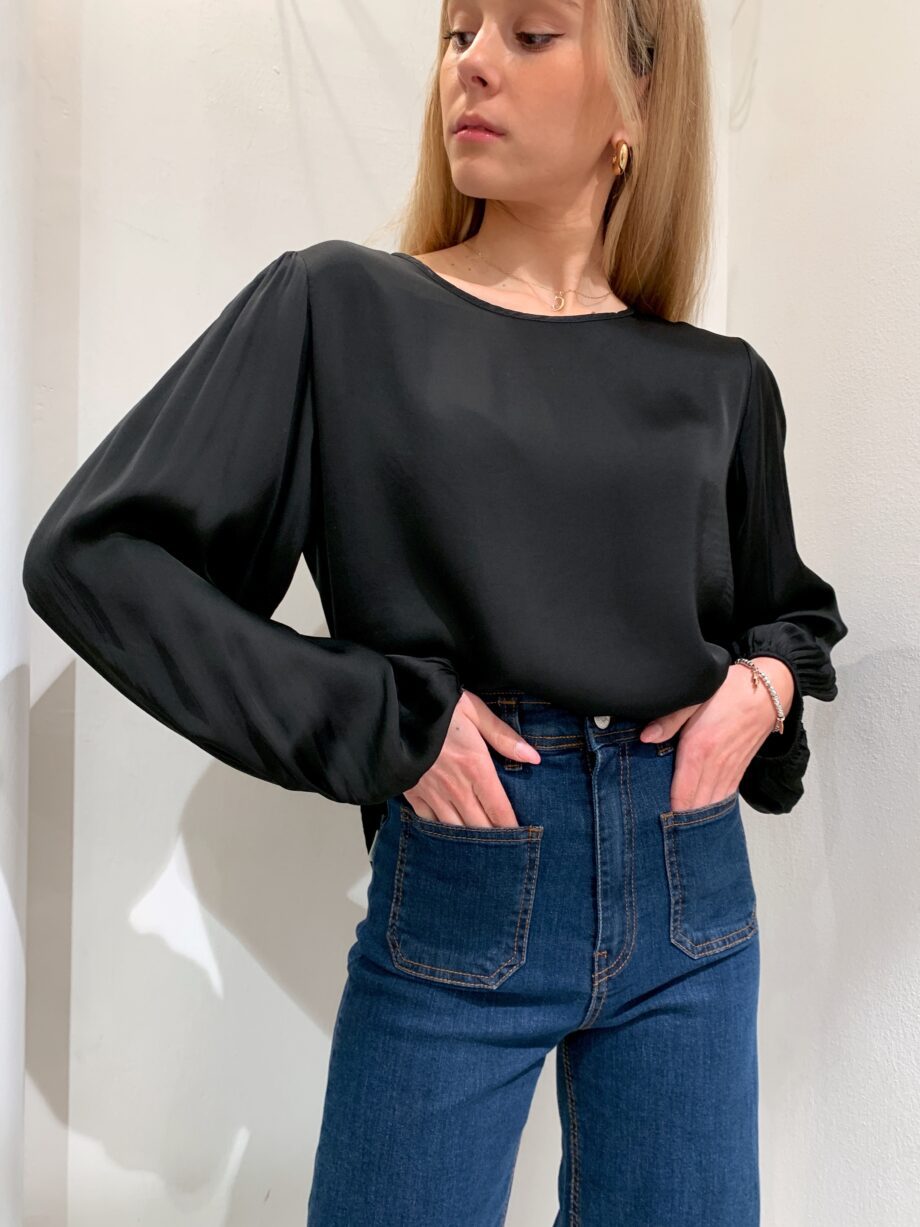 Shop Online Blusa in raso nera maniche palloncino Have One