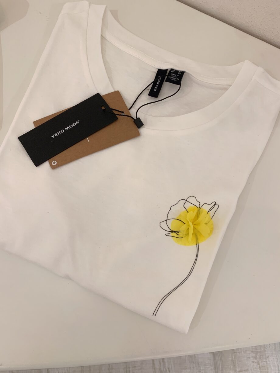 Shop Online T-shirt bianca con disegno papavero e tulle giallo Vero Moda