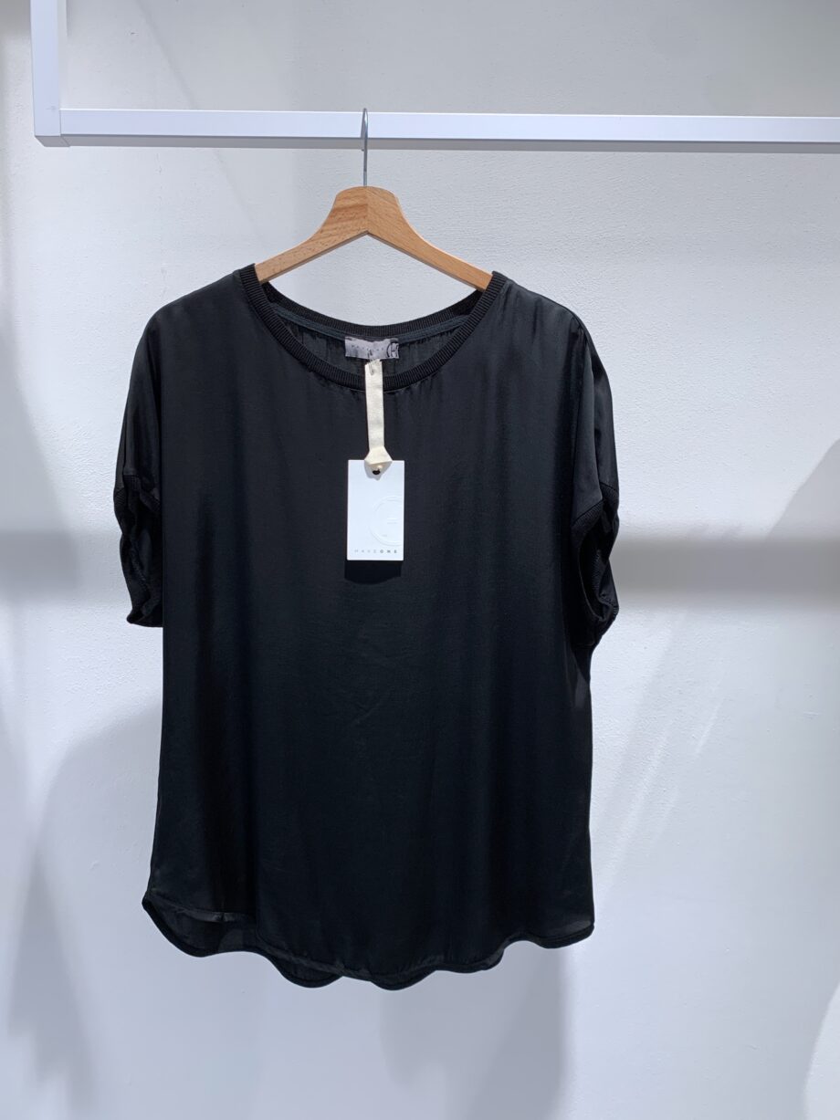 Shop Online T-shirt in raso nera Have One