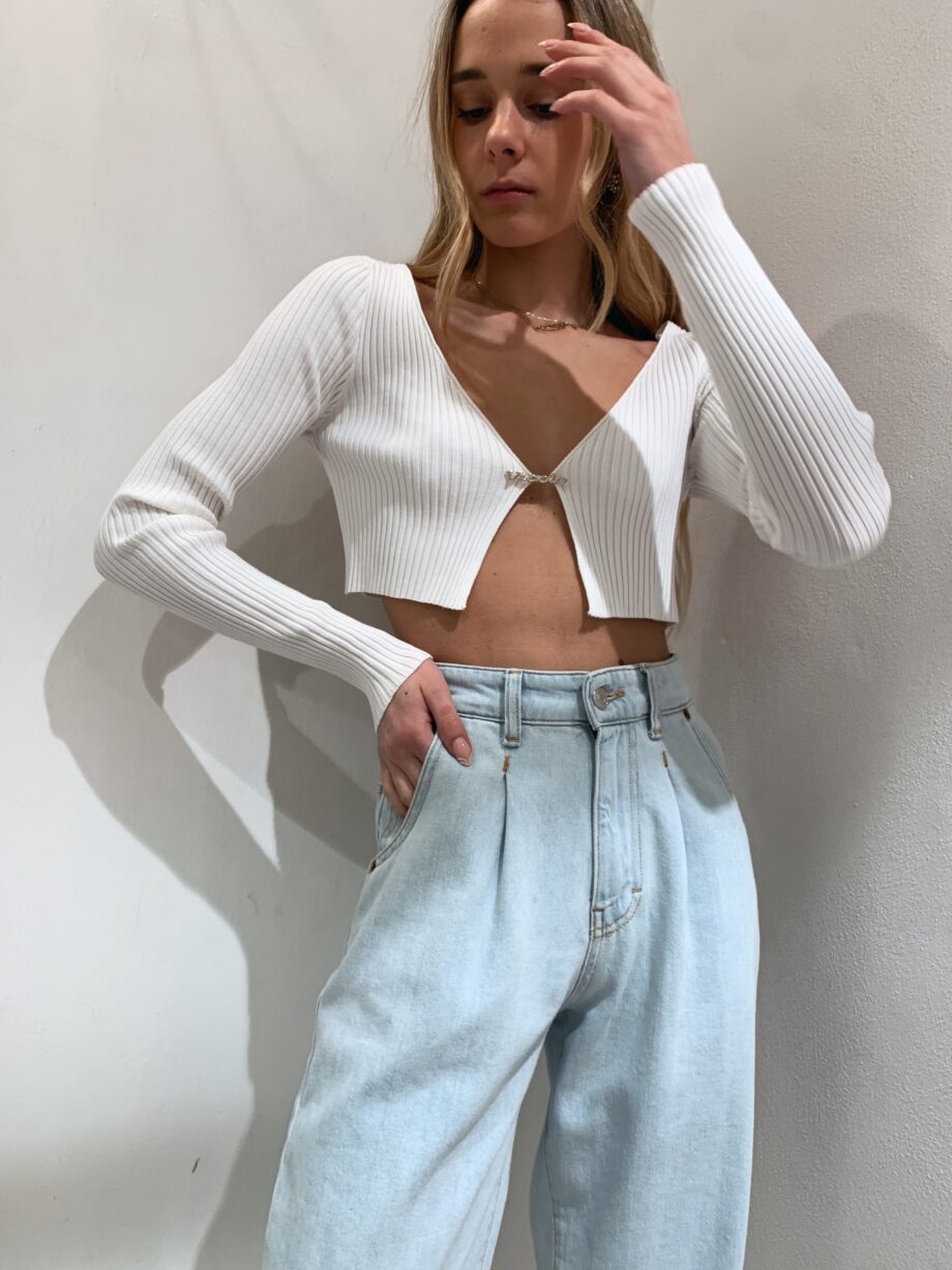 Shop Online Cardigan crop bianco a coste con spilla Vicolo