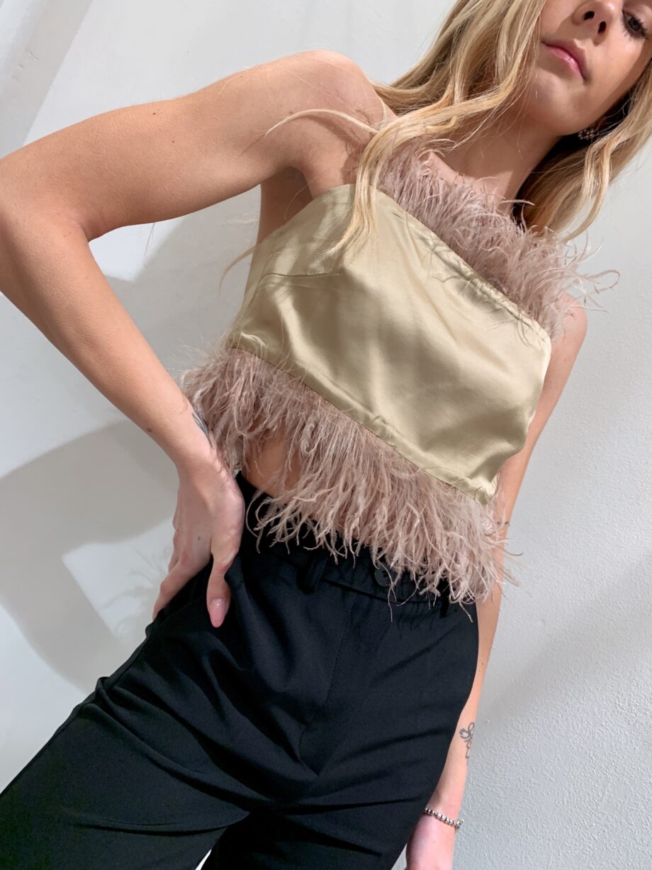 Shop Online Top satin beige con piume Vicolo