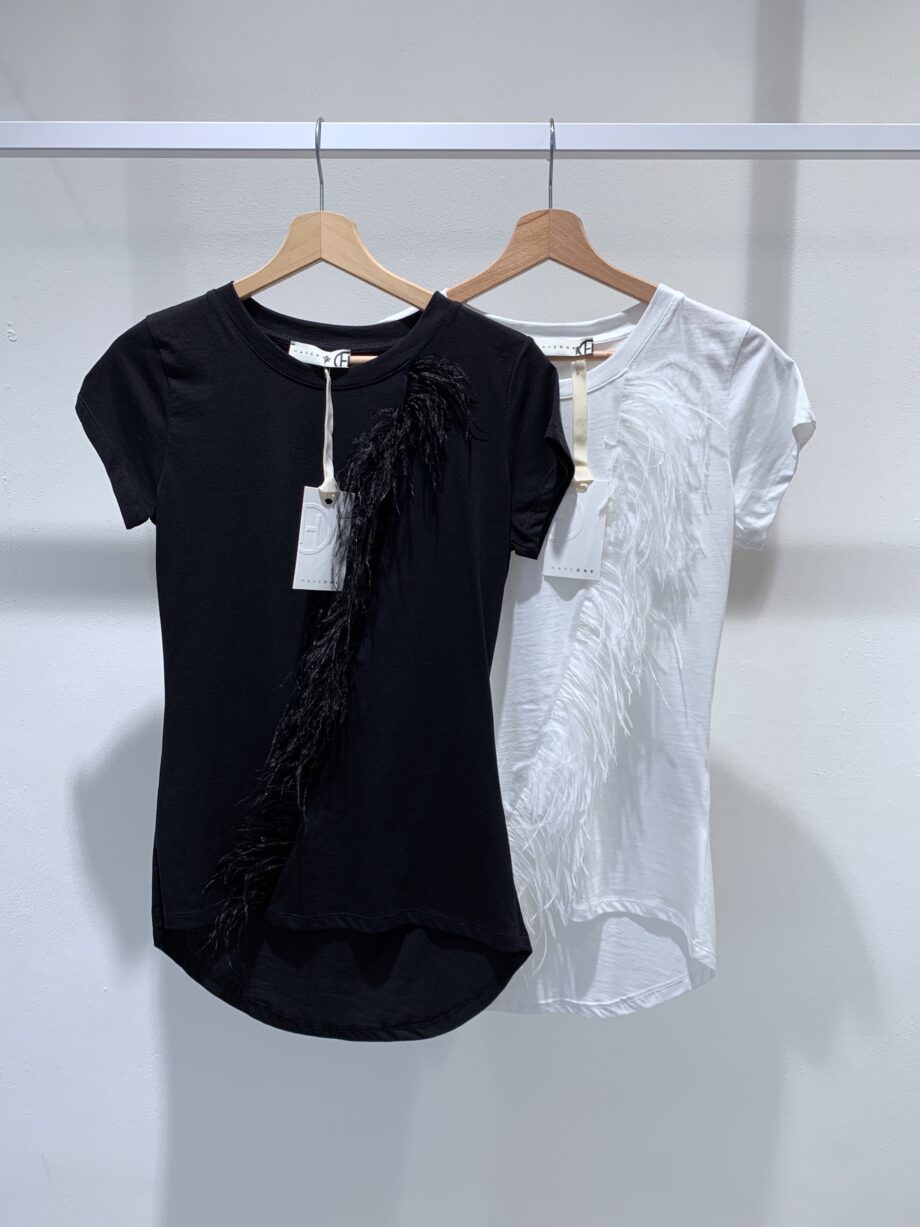 Shop Online T-shirt nera con piume Have One