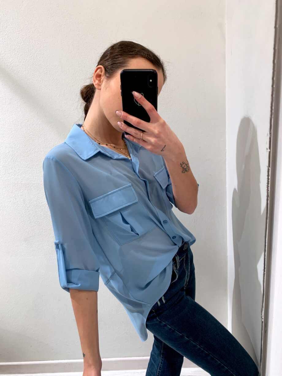 Shop Online Camicia in georgette azzurra con tasche Kontatto