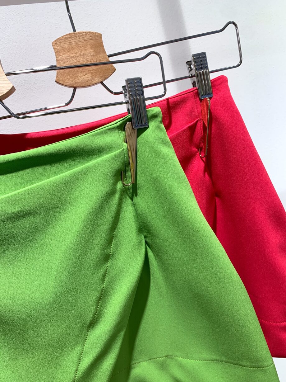 Shop Online Minigonna verde a portafoglio con spilla Have One