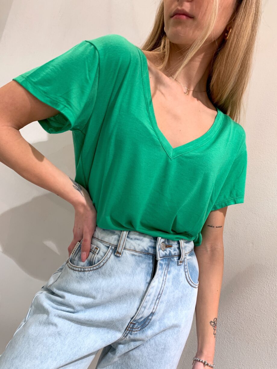 Shop Online T-shirt scollo a V in viscosa verde Kontatto