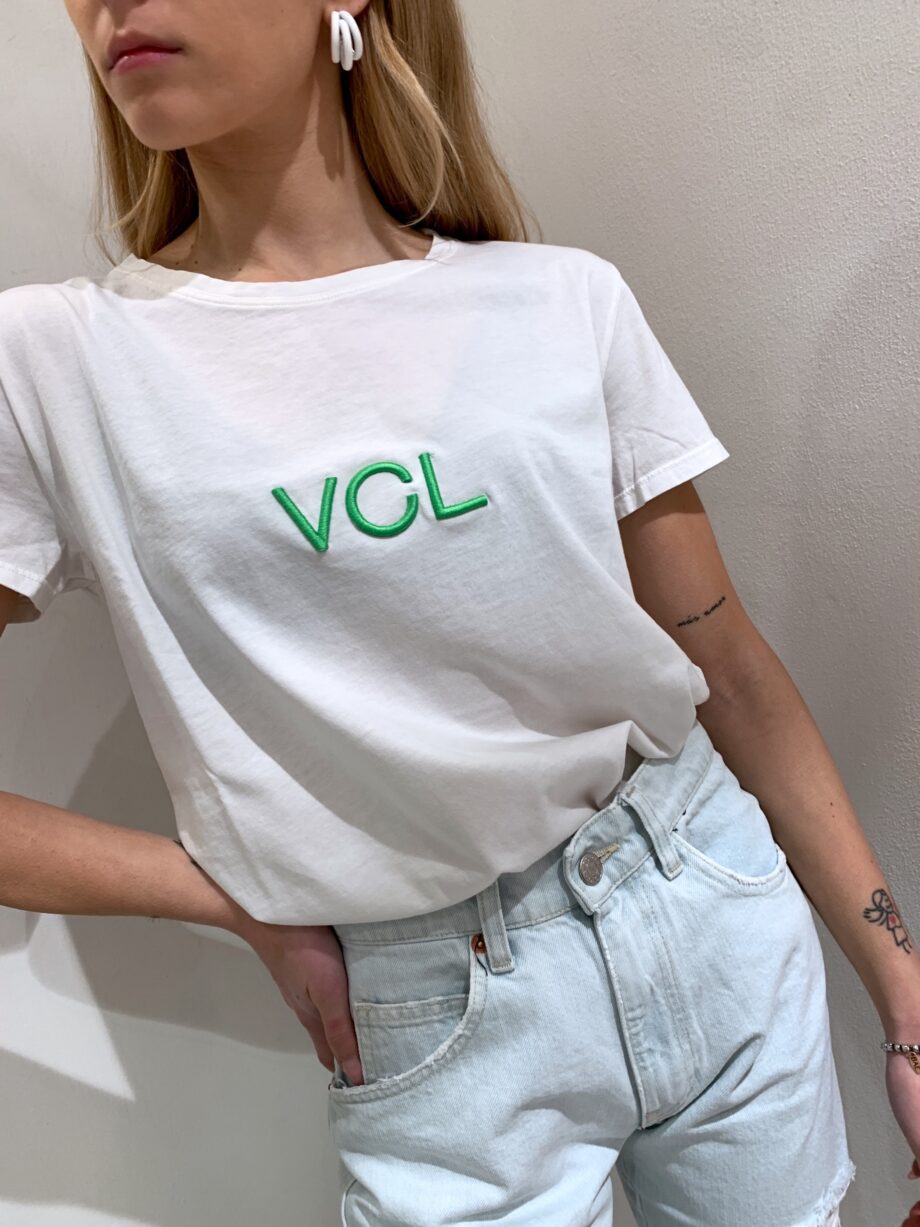 Shop Online T-shirt bianca con logo verde VCL Vicolo