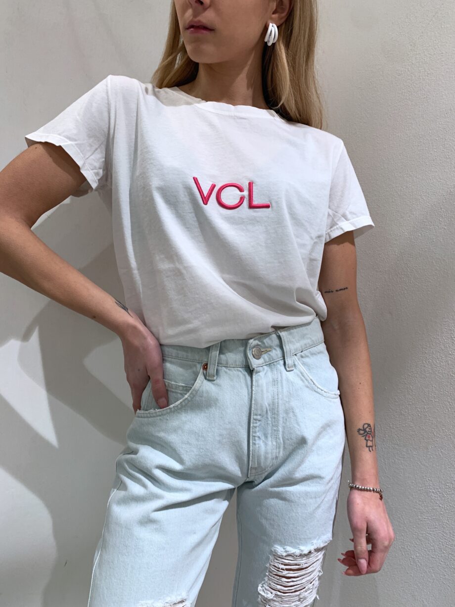 Shop Online T-shirt bianca con logo fucsia VCL Vicolo