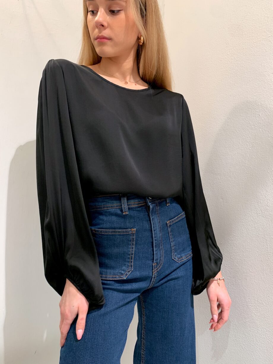 Shop Online Blusa in raso nera maniche palloncino Have One