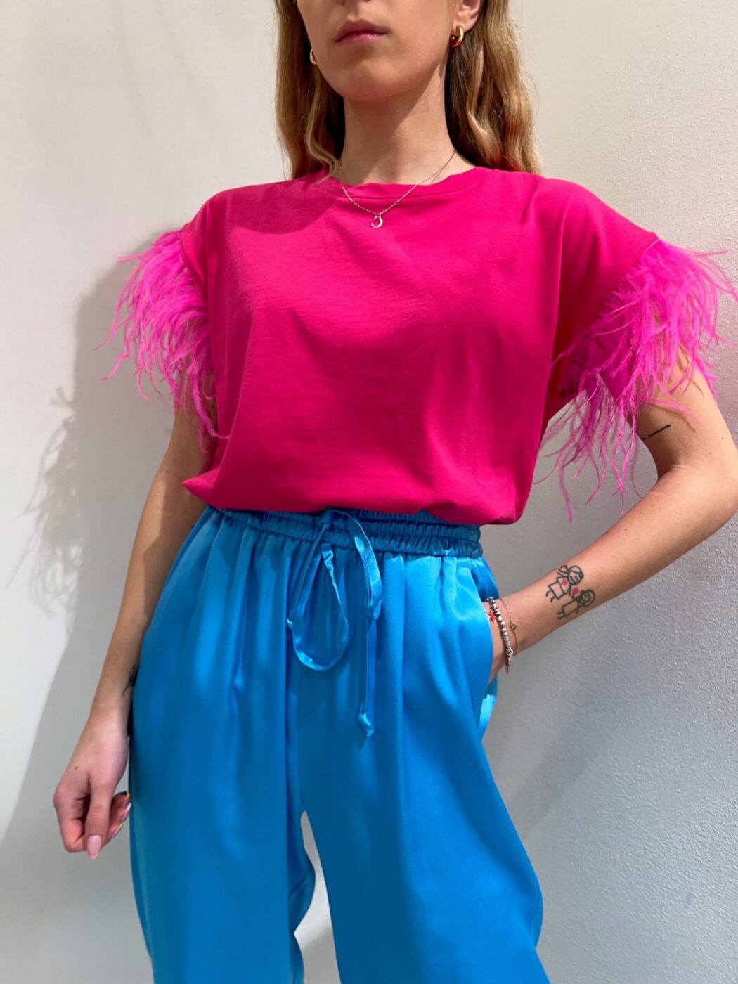 T-shirt fucsia con piume maniche Vicolo - Scintille Store